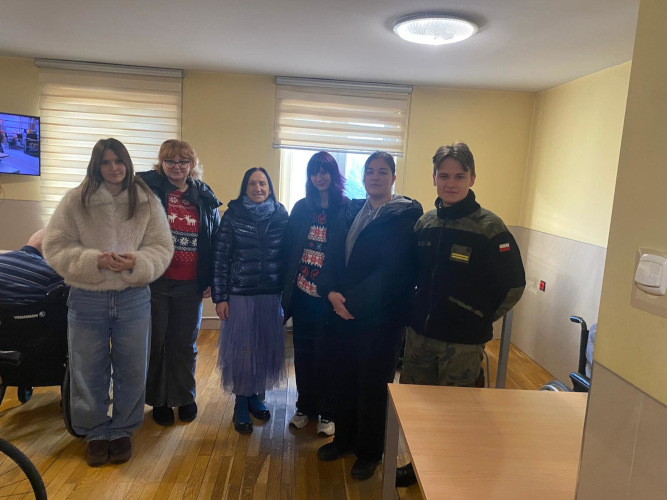 Uczniowie ZSP Bierutów w domu opieki Maranta