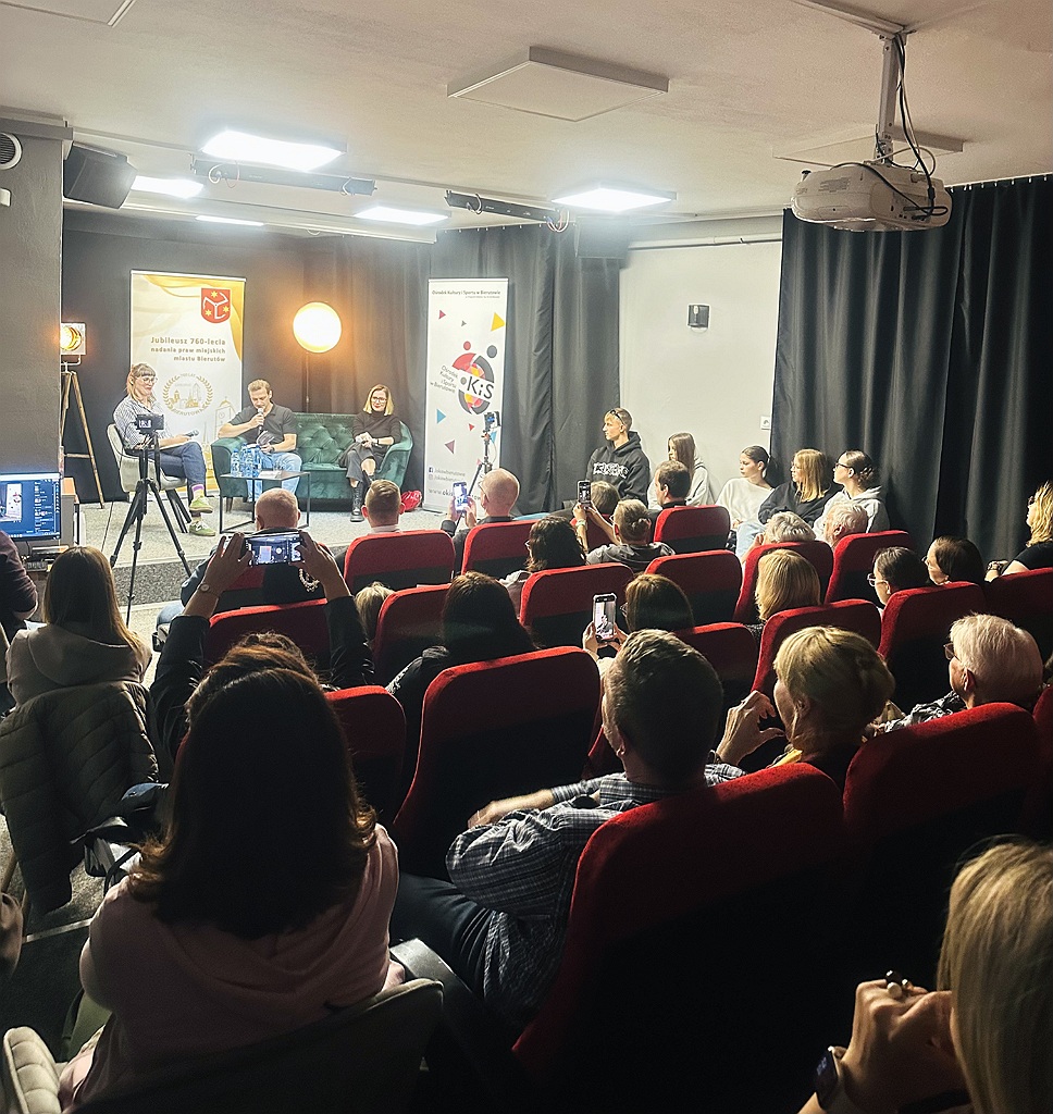 Spotkaniu autorskim z pisarką kryminałów Joanną Opiat-Bojarską i aktorem Marcinem Stecem