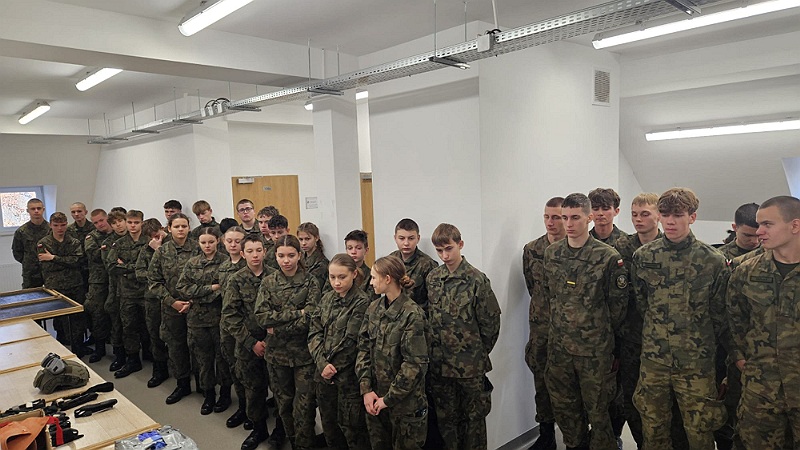 Uczniowie na prezentacji ekwipunku